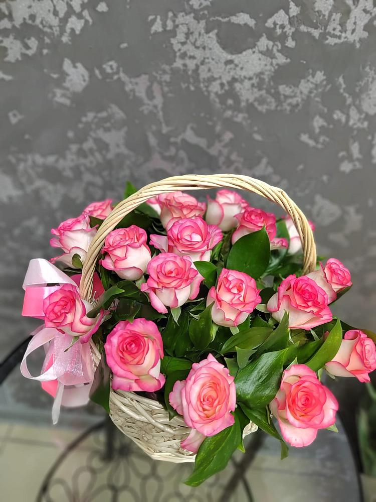 Цветочная композиция из Розы в корзине в Западной Двине