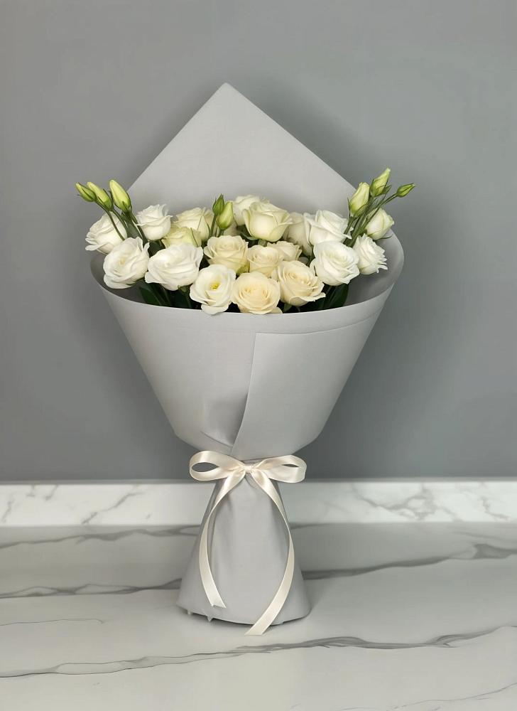 Букет цветов из: Розы и Лизиантусы в Западной Двине