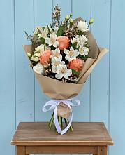 Букет цветов из:  Альстромерии, Лизиантусы, Розы и Хризантемы в Западной Двине