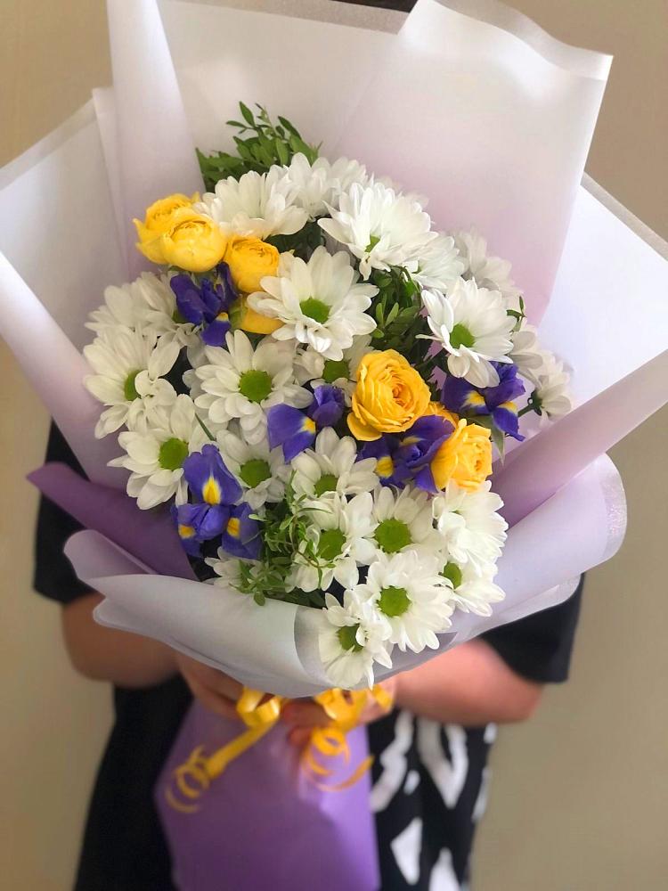 Букет цветов из: Ирисы, Хризантемы и Розы в Западной Двине