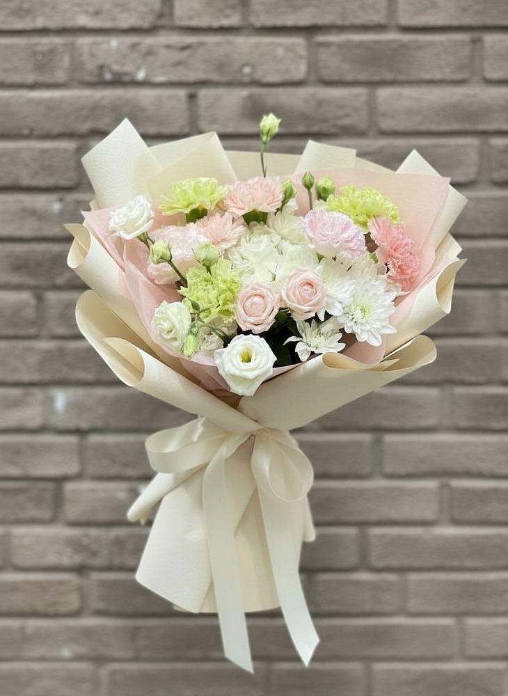 Букет цветов из: Гвоздики, Розы, Лизиантусы и Хризантемы в Западной Двине