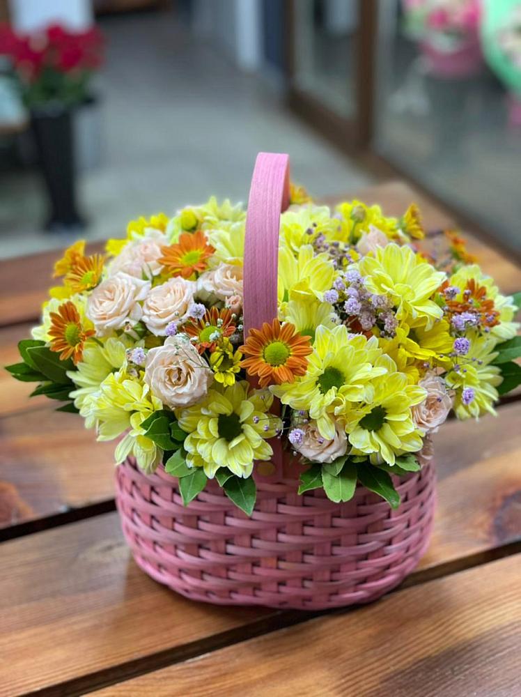 Цветочная композиция из Хризантемы и Розы в корзине в Западной Двине