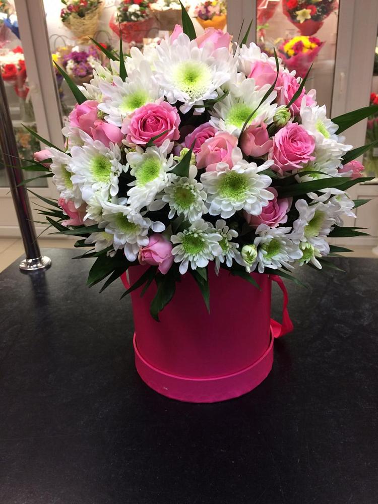 Цветочная композиция из Розы и Хризантемы в шляпной коробке в Западной Двине