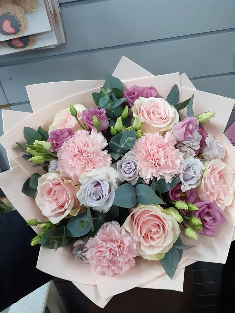 Букет цветов из: Розы, Гвоздики и Лизиантусы в Западной Двине