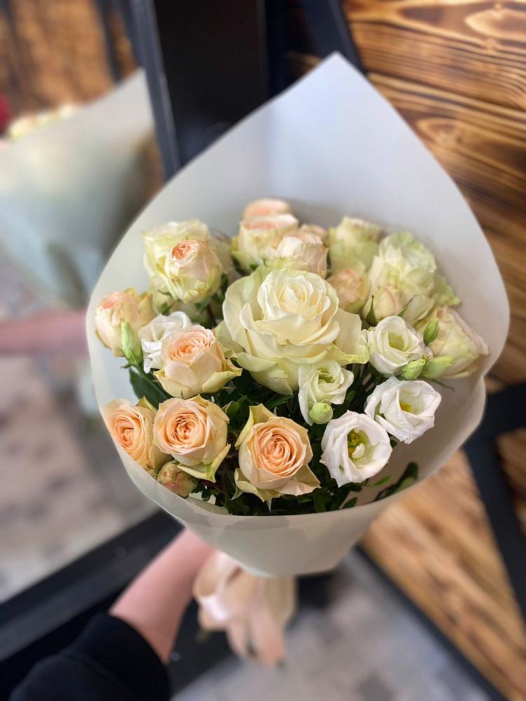 Букет цветов из: Розы и Лизиантусы в Западной Двине